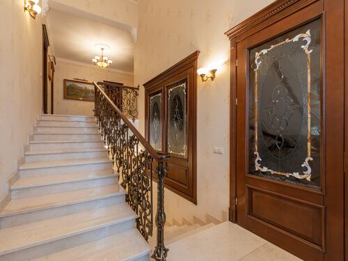 Copriwater in Svarowski e porte dorate: il lusso nella villa del rapinatore