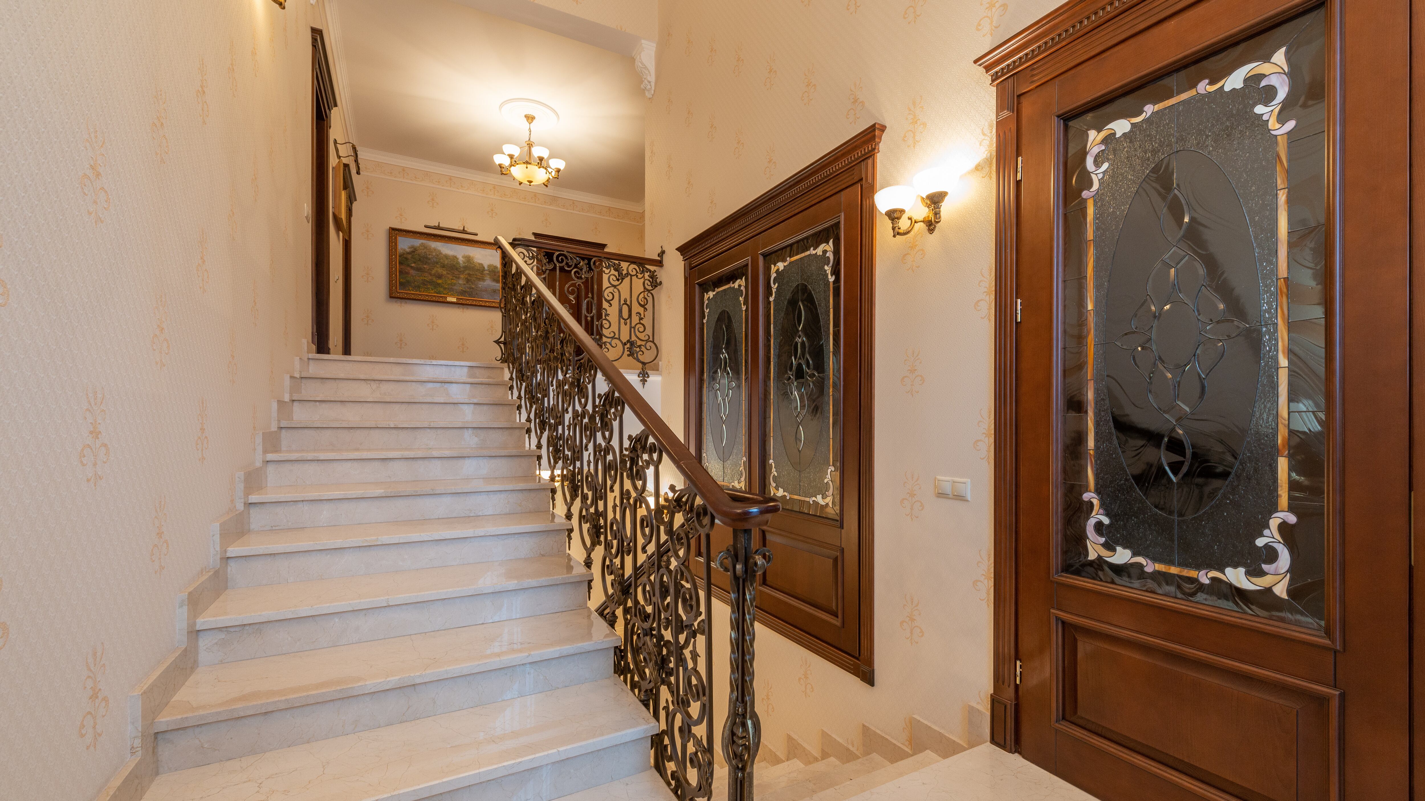 Copriwater in Svarowski e porte dorate: il lusso nella villa del rapinatore