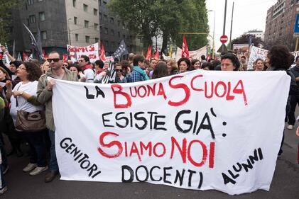 La "buona scuola" in piazza contro la riforma:  "Renzi puffarolo" 8