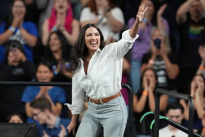  Alexandria Ocasio-Cortez e Bernie Sanders e i rally contro gli oligarchi 16