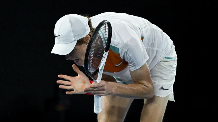 Il sogno di Sinner si ferma ai quarti di finale: Tsitsipas lo riporta sulla terra
