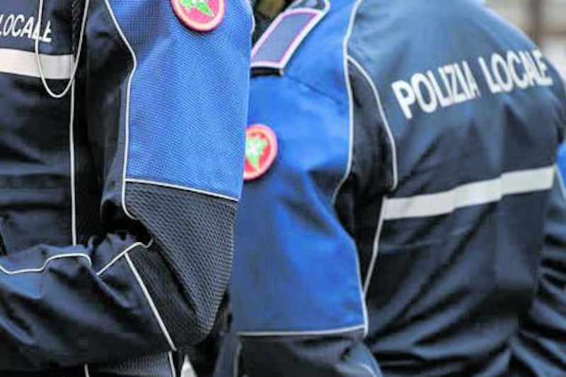 Bologna, agente di polizia locale chiede di abbassare la musica, ma l’uomo lo aggredisce e gli rompe il naso