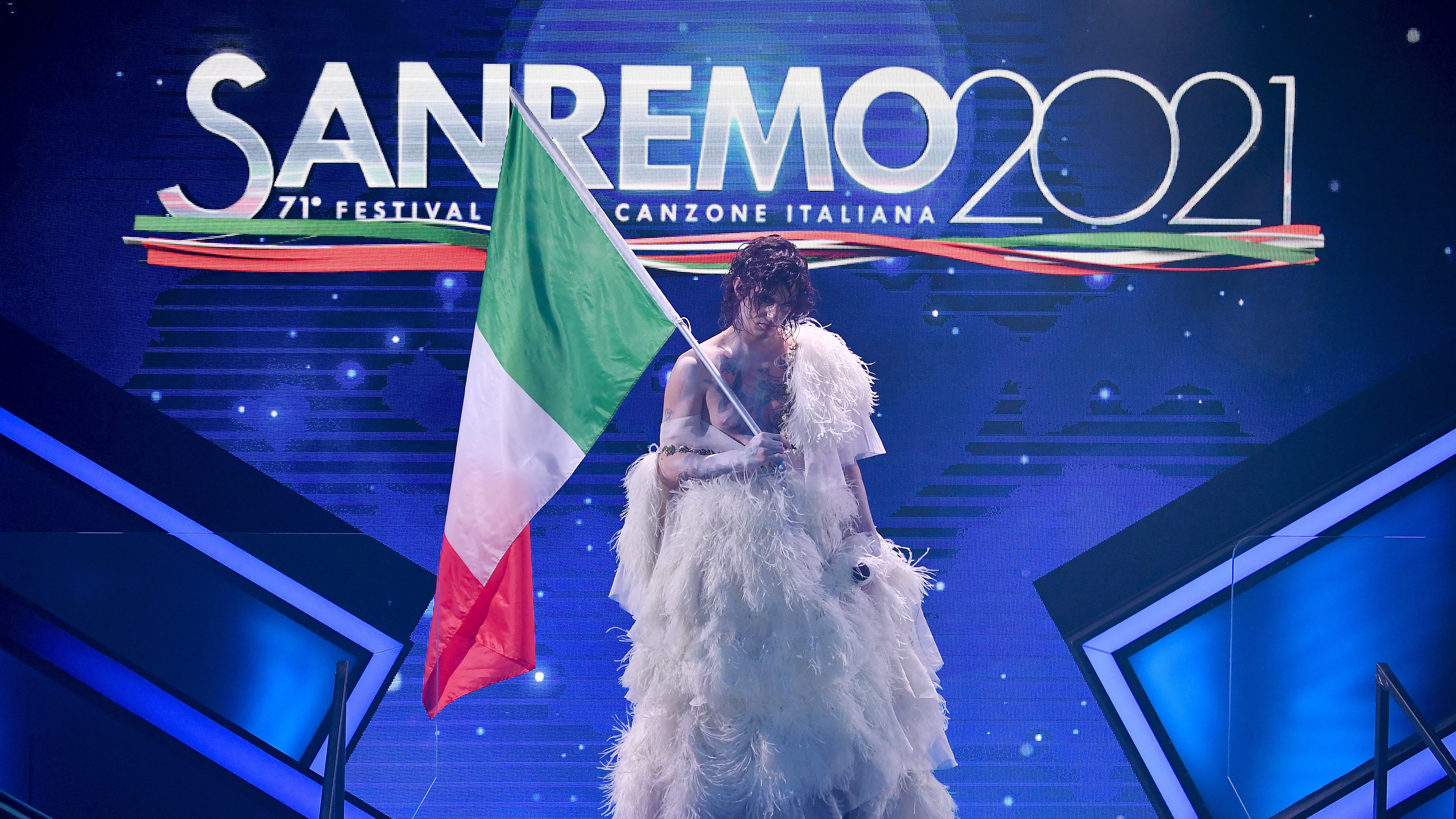 "Perché ha offeso il tricolore". Lauro fa (ancora) discutere...