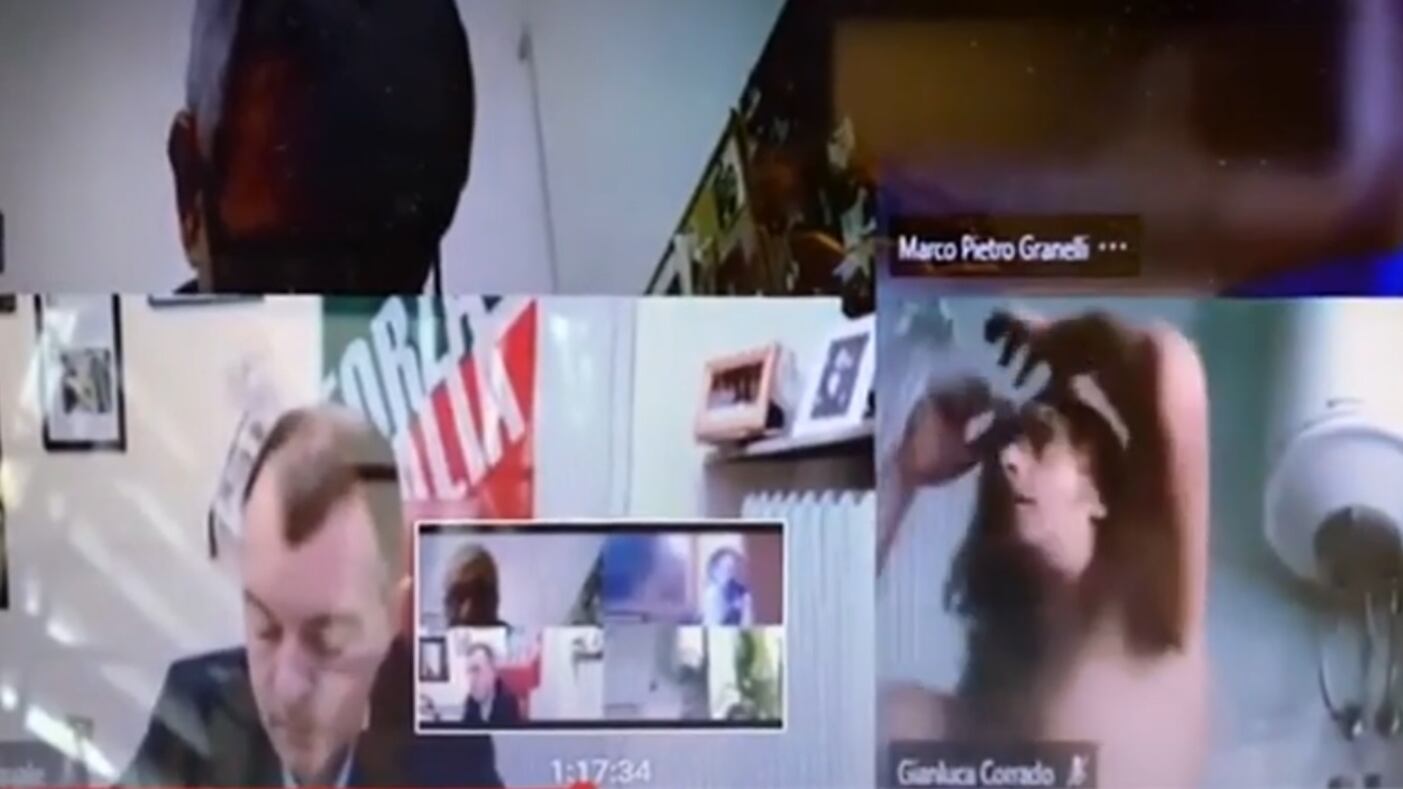 Lascia la webcam accesa. Il grillino partecipa alla riunione nudo e dal bagno di casa