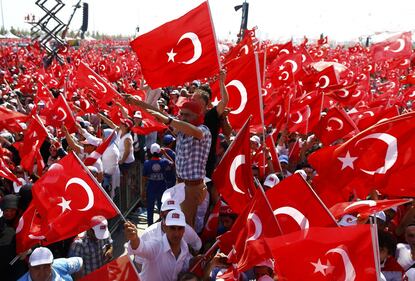 Folla immensa a Istanbul per la manifestazione anti-golpista 8