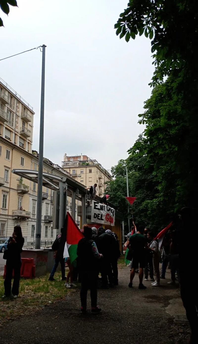 Torino sotto assedio dei manifestati: vandalizzato il centro e bloccata la stazione 4