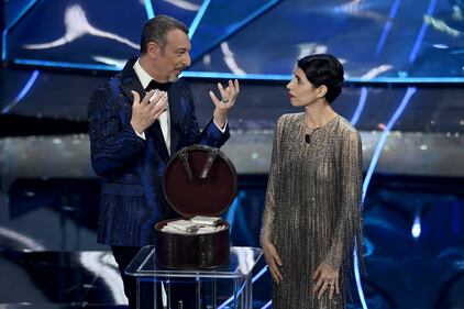 Sanremo 2024: ecco il look della seconda serata del Festival del conduttore e co-conduttrice 11
