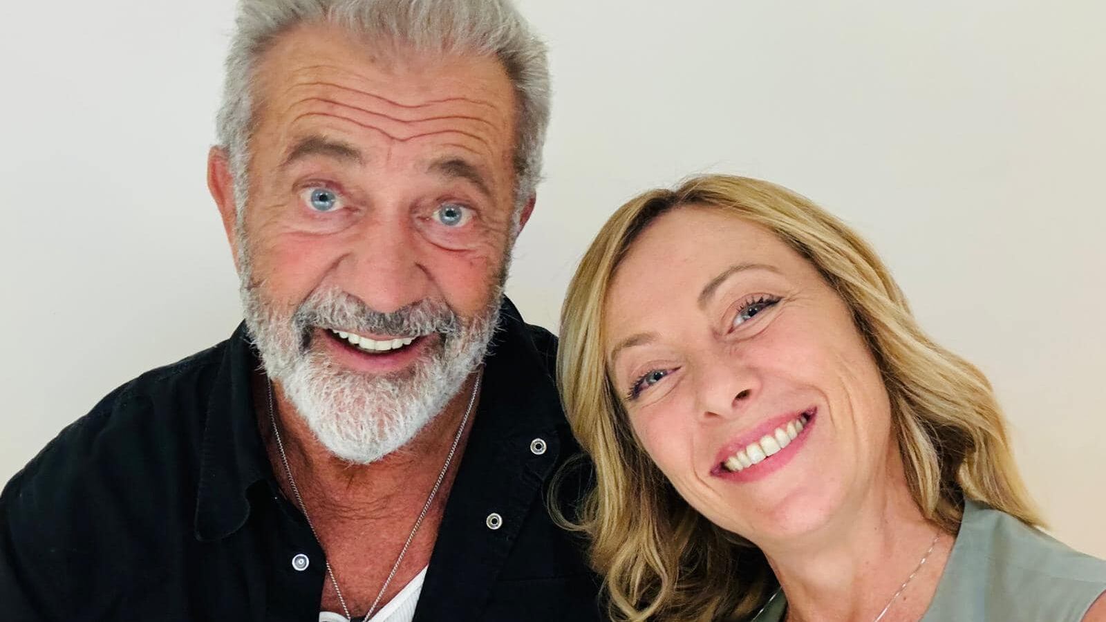 "Mel & Mel". Il selfie con Gibson e la Meloni diventa virale