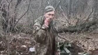Il video choc dei russi: così fanno fuori il soldato ucraino disarmato
