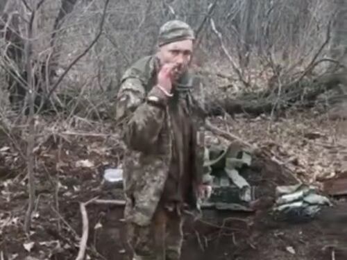 Il video choc dei russi: così fanno fuori il soldato ucraino disarmato