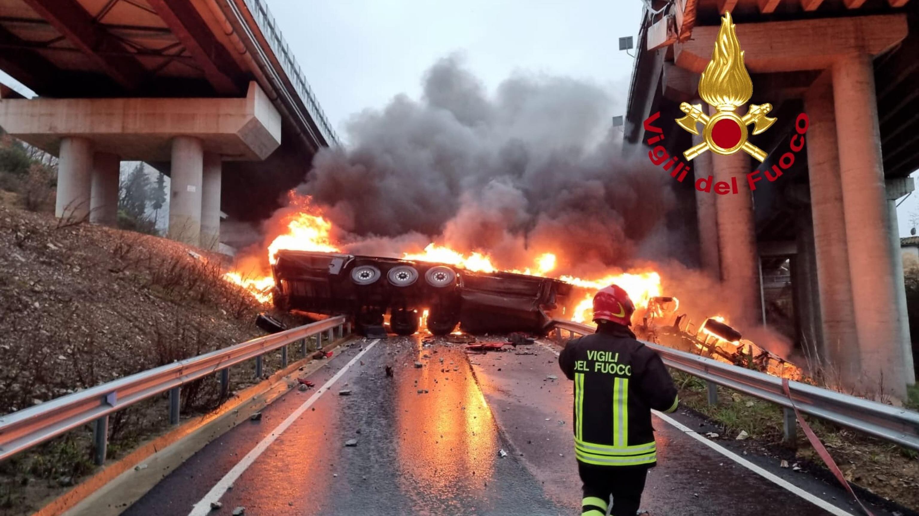 Il tir precipita dal viadotto: l'autista muore. Fiamme sull'A1