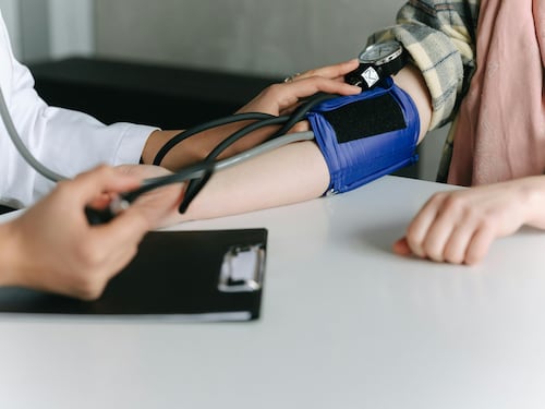 Il braccio, la postura e il bracciale: gli errori da evitare per misurare la pressione