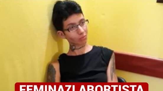 Femminista pro aborto attacca sacerdote con acido solforico