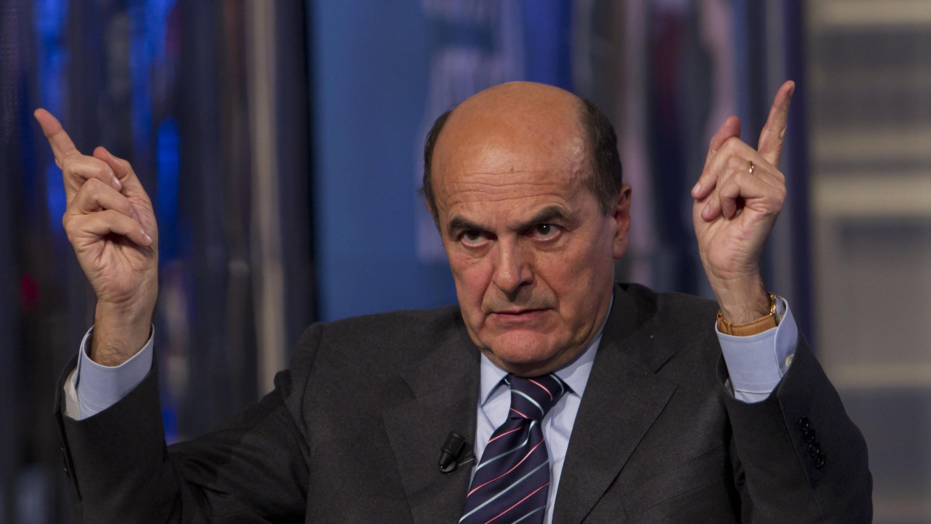 Bersani bello e impossibile La Nannini gli canta l'inno