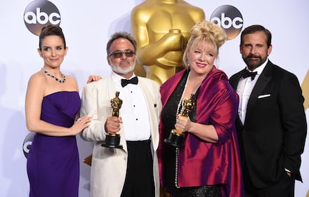 Oscar, i vincitori stringono le statuette 10