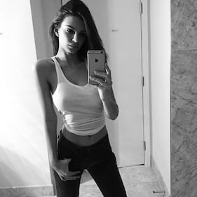 Emily Ratajkowski nuda e sexy su un cavallo: foto 41