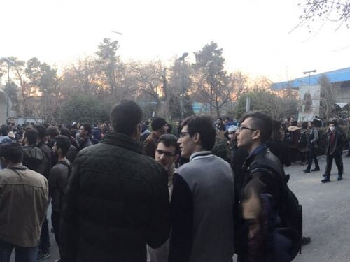 Iran, ancora scontri in piazza: dodici morti dall'inizio delle proteste