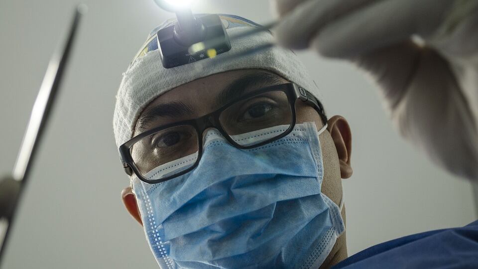 Il dentista cinese visita i pazienti su una sdraio