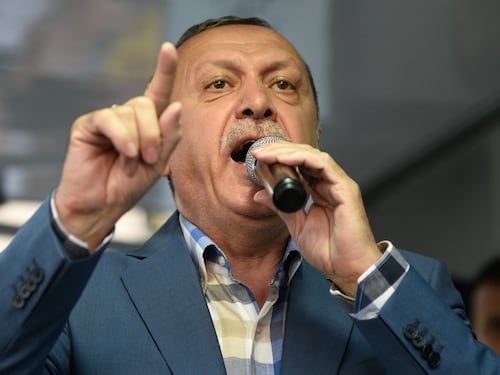 Erdogan continua ad accusare la Merkel di "aiutare i terroristi"