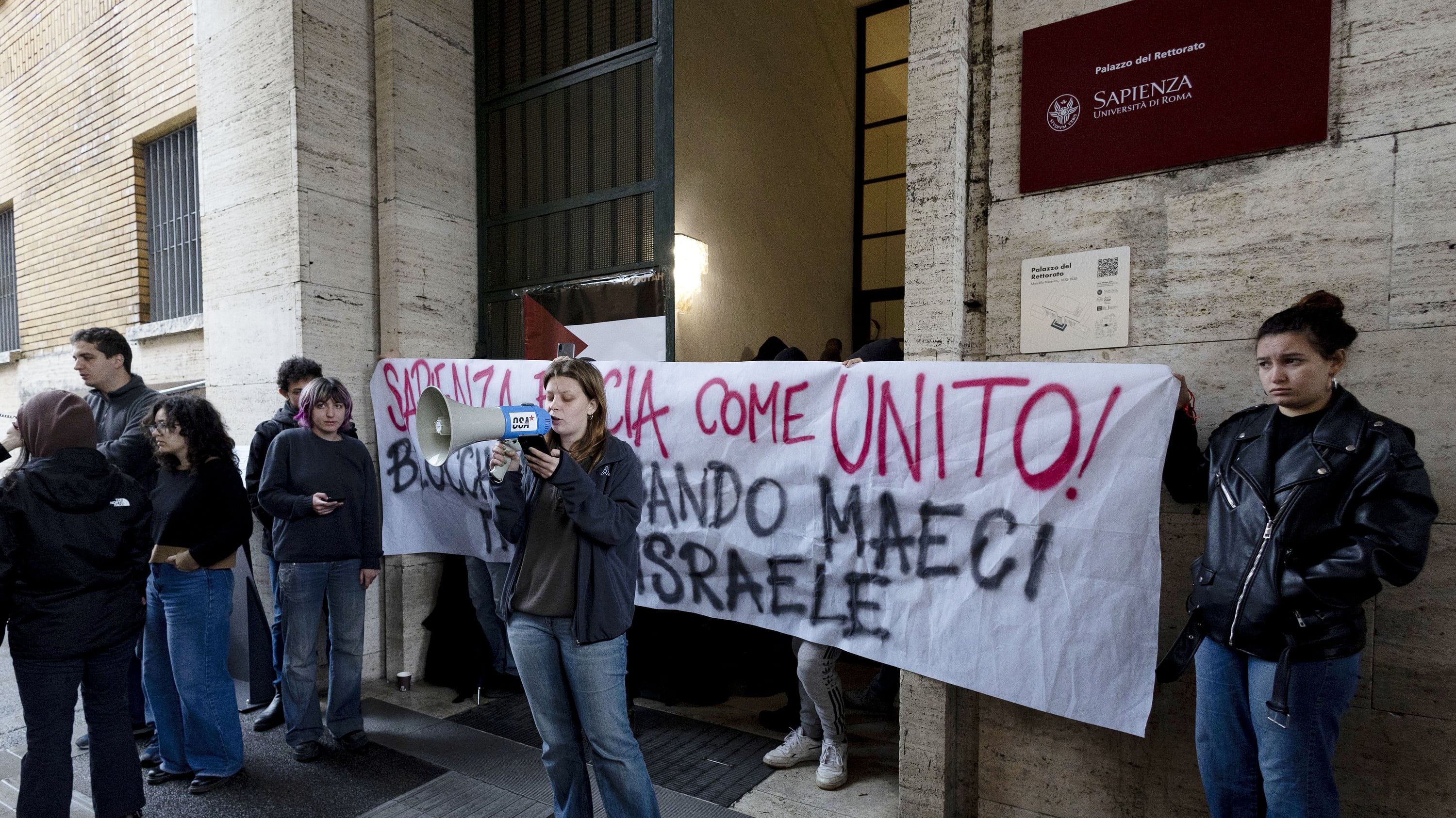 Collettivi rossi bocciati: gli italiani sono contrari alle occupazioni