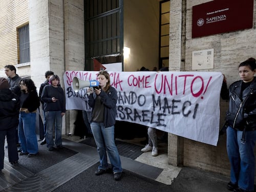 Collettivi rossi bocciati: gli italiani sono contrari alle occupazioni