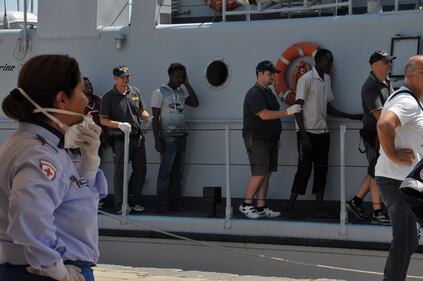 102 migranti sbarcano a Siracusa 6