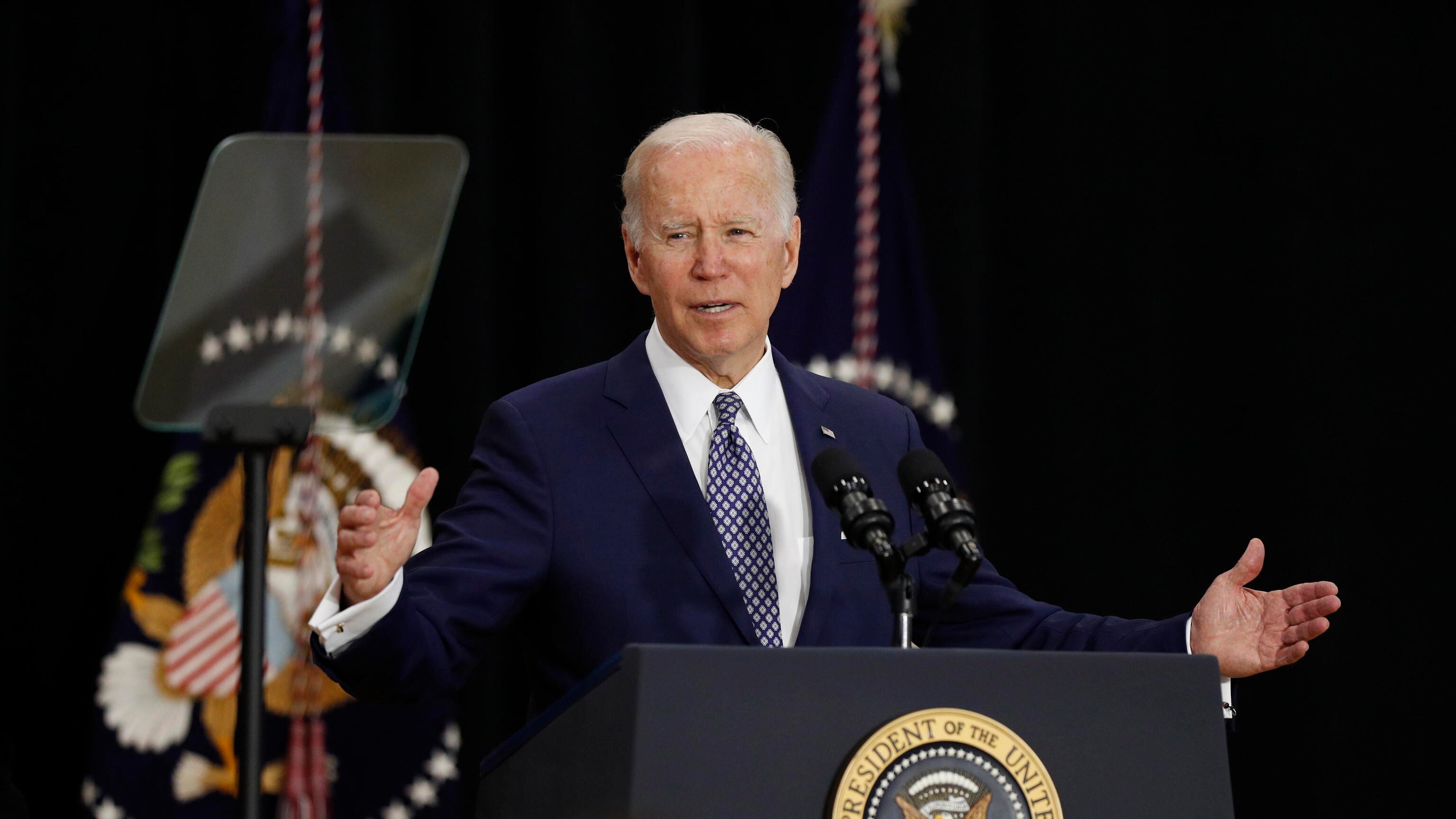 Biden piange per le vittime. "Suprematismo come veleno"