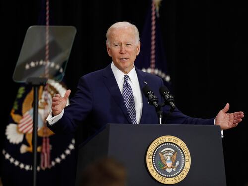Biden piange per le vittime. "Suprematismo come veleno"