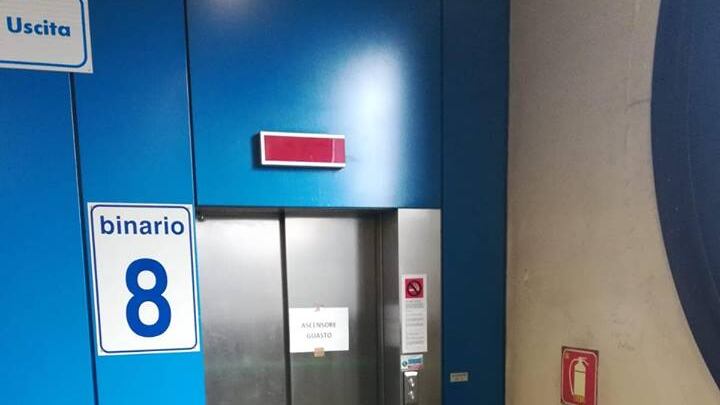 L'odissea di Simone, "ostaggio" degli ascensori guasti sui binari