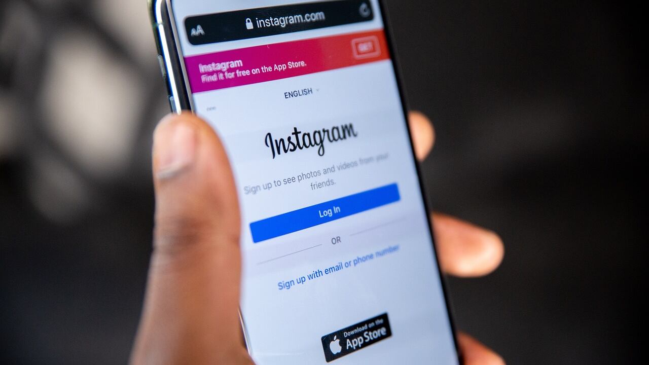 Instagram, la novità per i messaggi: sticker, soprannomi e posizione live