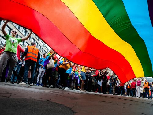 "Figli arcobaleno più resilienti". La psicanalisi Lgbt contro la famiglia tradizionale