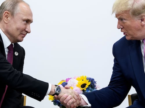 “Eravamo seduti come degli idioti”: la rabbia di Kiev per l’accordo Trump-Putin sul gasolio