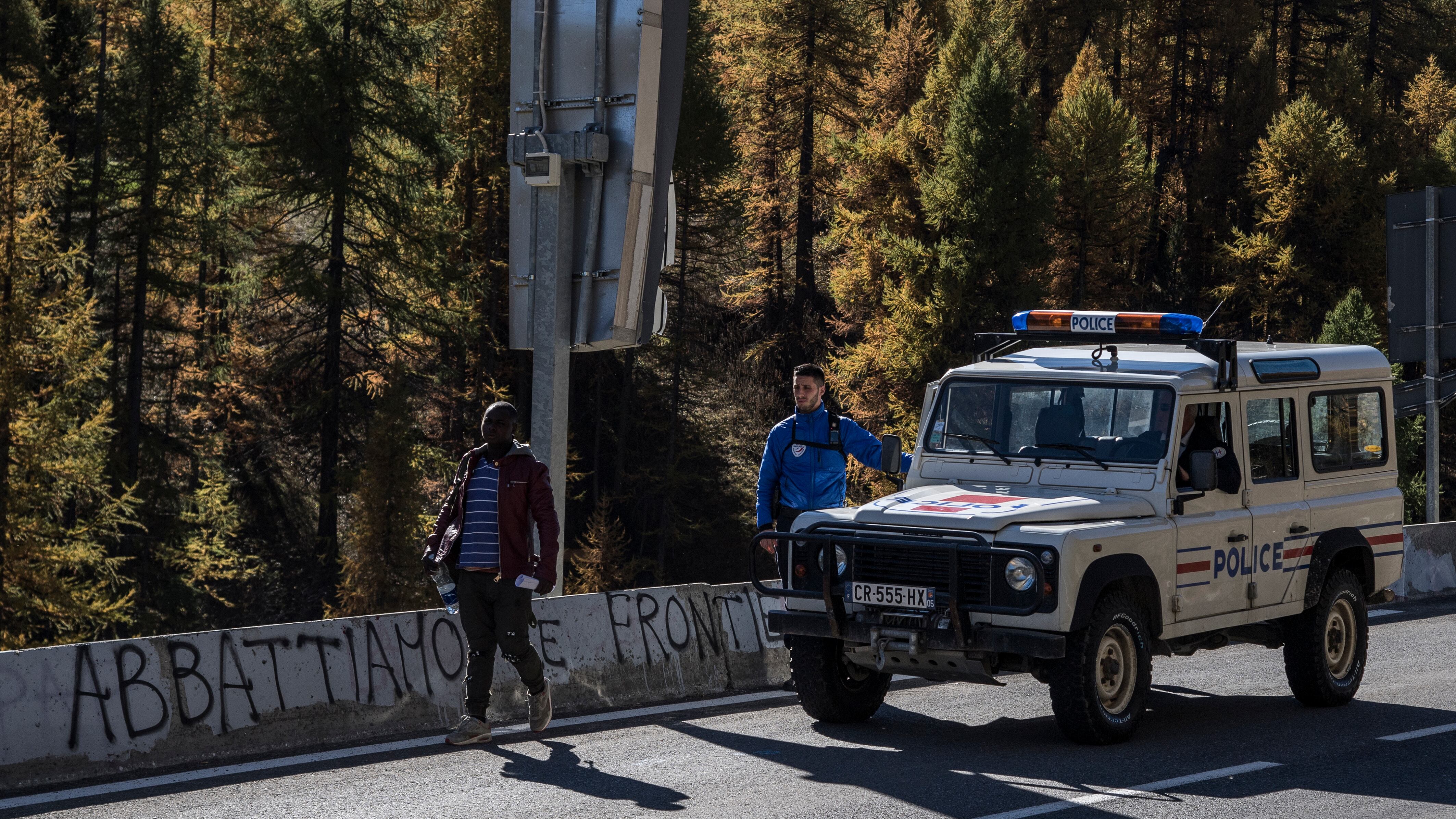 La Francia respinge 50 migranti in Italia: "Ha esploso colpi di pistola"