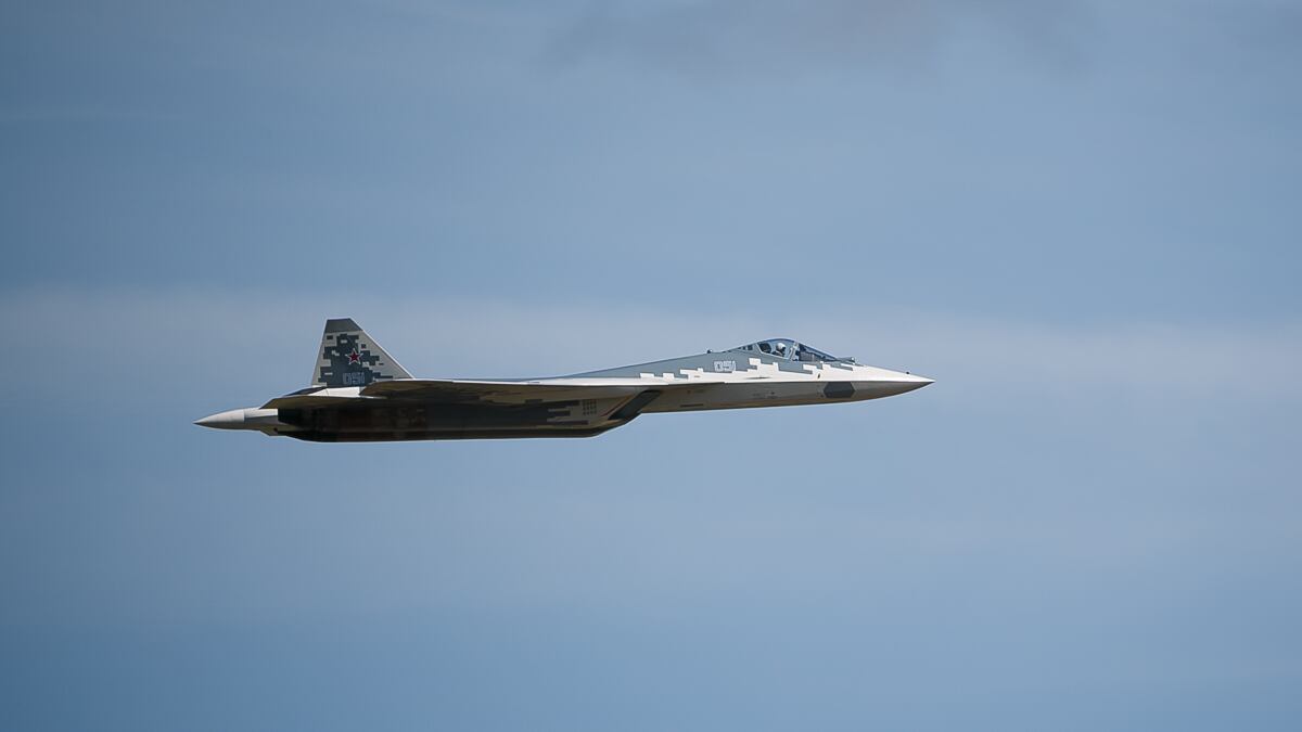 Caccia Su-57 vicino al confine cinese: cosa c'è dietro la mossa di Putin