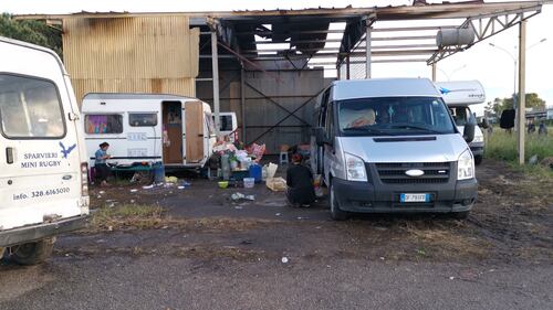 Accampati in un'ex fabbrica i rom sgomberati a Giugliano  7