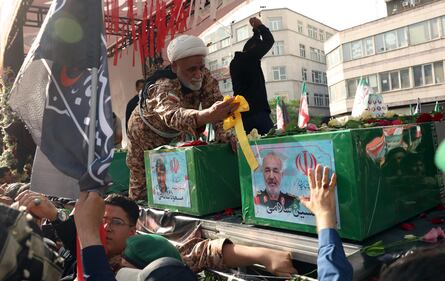 Teheran scende in piazza per i funerali dei "martiri" della guerra dei 12 giorni 12