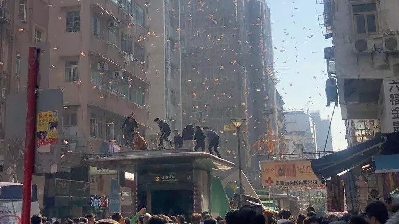 Hong Kong, piovono soldi: "Sono come Robin Hood"