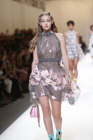 Gigi Hadid a seno nudo per Fendi 4