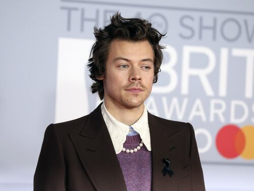 I ladri minacciano Harry Styles. Ma lui non sblocca il telefono