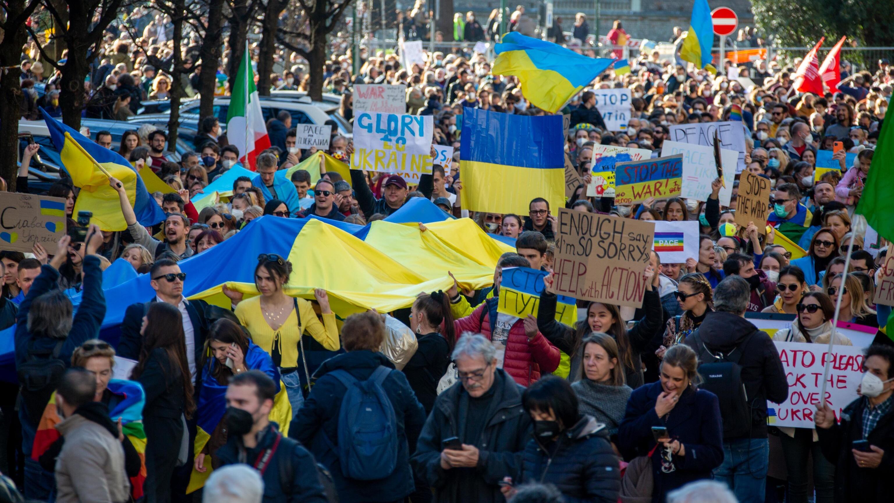 Il mondo con l'Ucraina: veglie, cortei e proteste