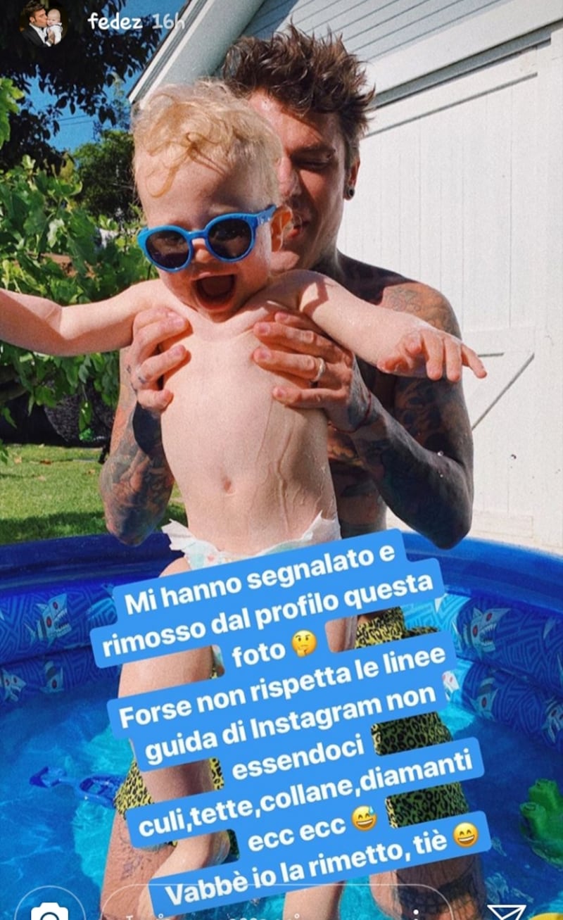 Fedez e Leo in piscina