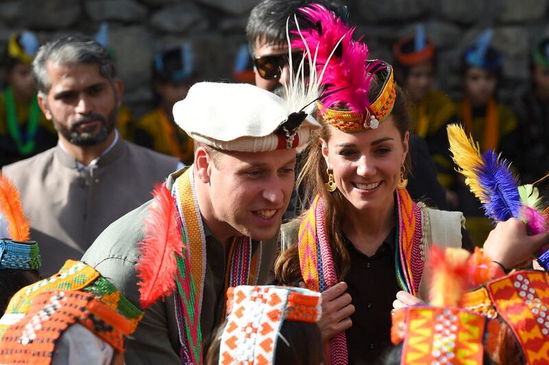 William e Kate indossano i copricapi tradizionali visitando il Chitral 8