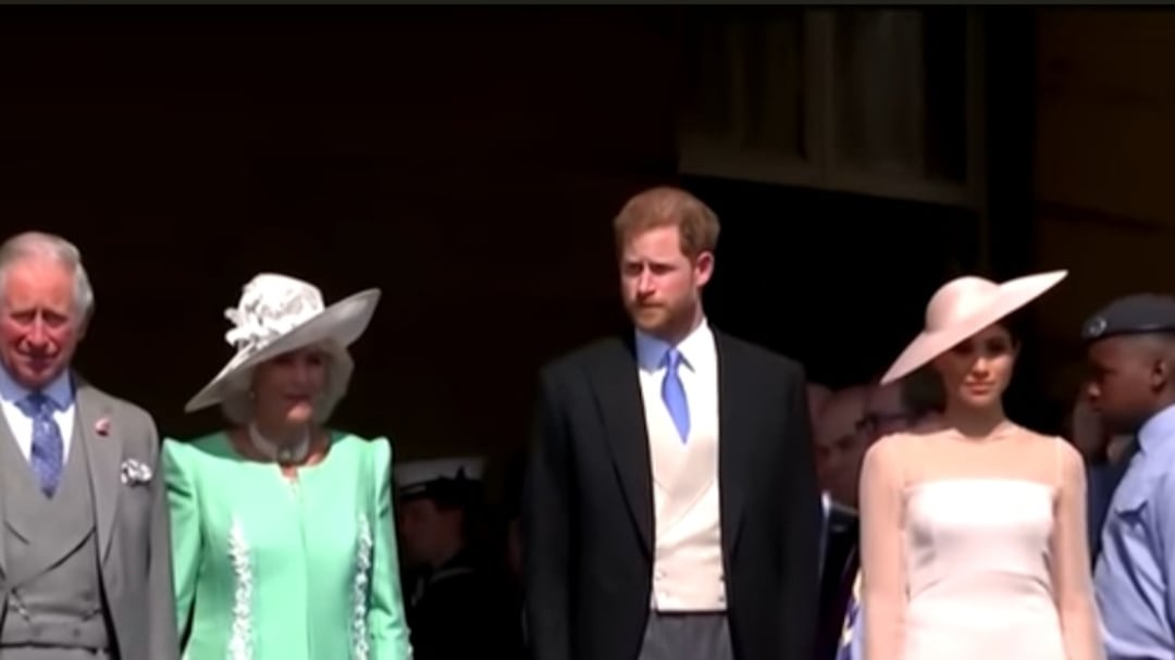La segretezza, l’assenza di William e Kate, l’avvertimento di Camilla: i retroscena dell’incontro tra i Sussex e Carlo III