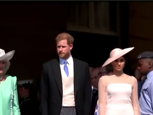 La segretezza, l’assenza di William e Kate, l’avvertimento di Camilla: i retroscena dell’incontro tra i Sussex e Carlo III