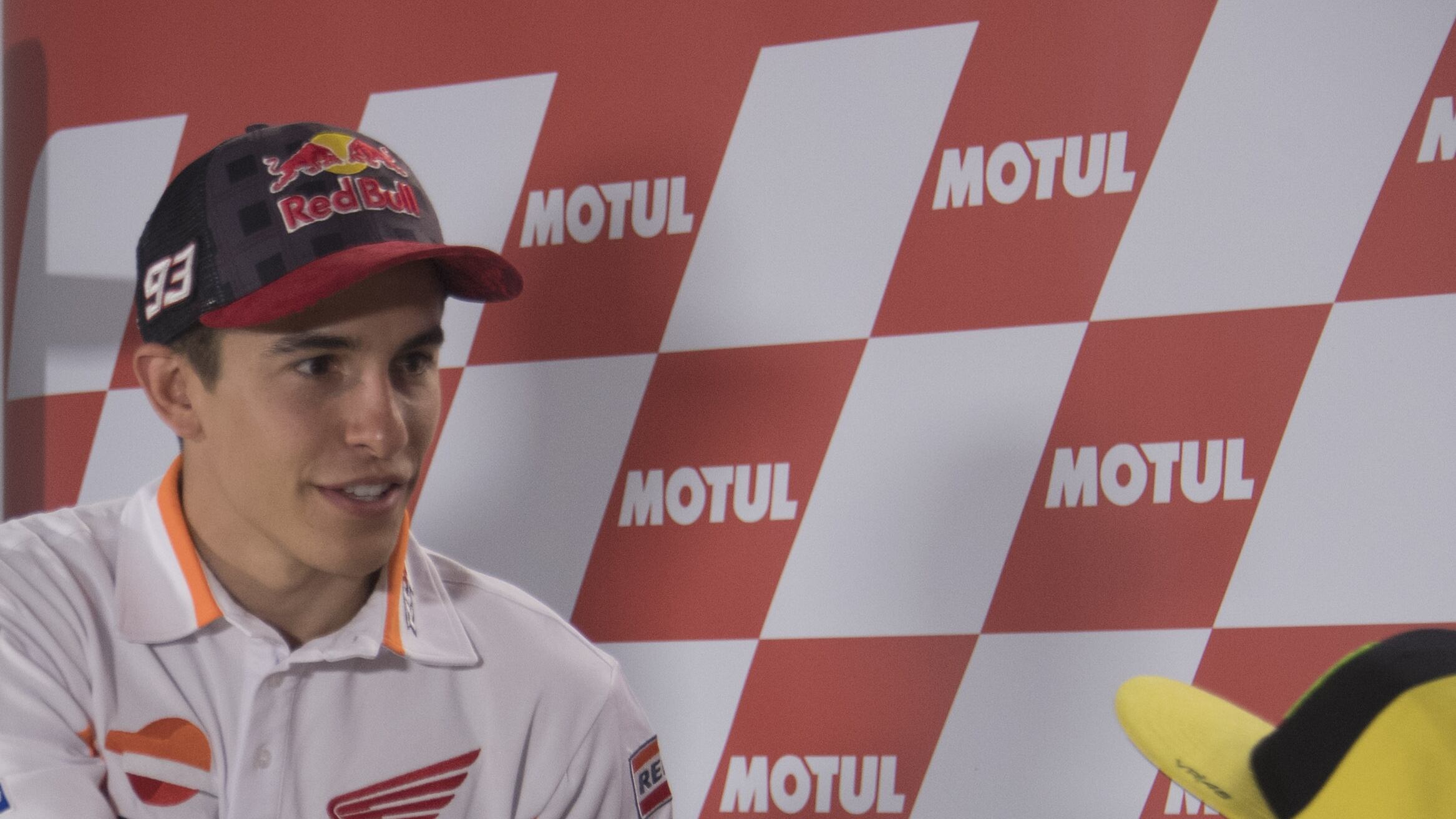L'acqua spegne Viñales e Marquez ringrazia Rossi è lontano, però...