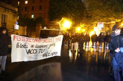 Tensioni alla Festa del Pd: blitz dei centri sociali 7