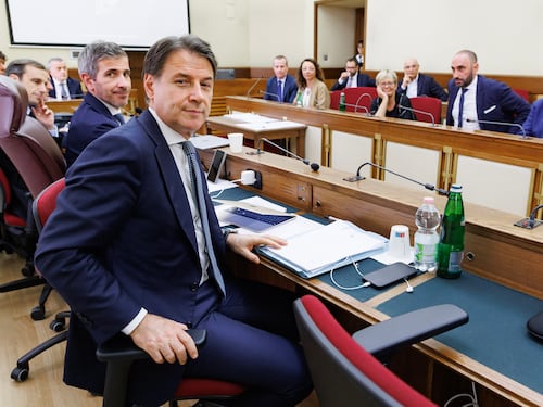 Una frase di Conte mette i brividi (di orrore), Guccini oltre le ideologie e Meloni: quindi, oggi…