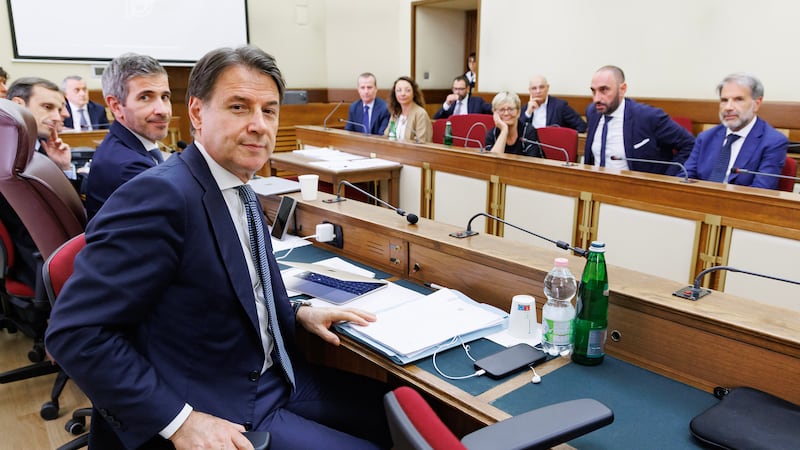 Una frase di Conte mette i brividi (di orrore), Guccini oltre le ideologie e Meloni: quindi, oggi…