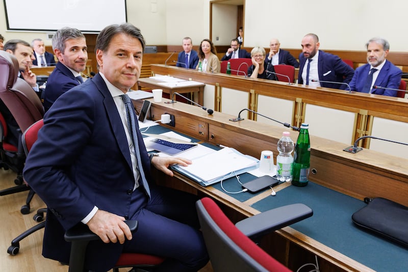 Una frase di Conte mette i brividi (di orrore), Guccini oltre le ideologie e Meloni: quindi, oggi…