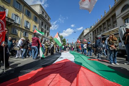 Il 25 aprile di Milano senza il Tricolore: "l'invasione" del vessillo palestinese per la Liberazione 1